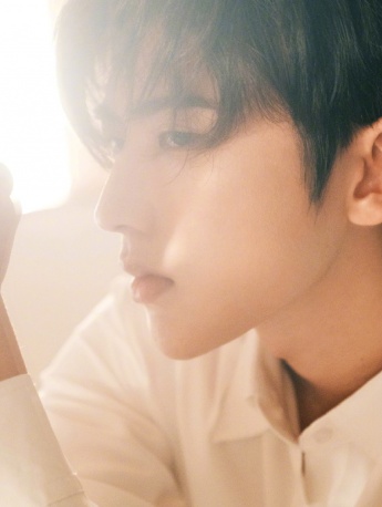 Cai Xukun's refreshing and handsome photo in white shirt