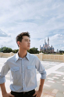 李现蓝衬衫清爽帅气写真图片