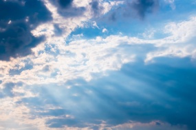 穿透云层的光素材图片桌面壁纸