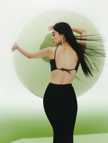 Guli Nazha sexy backless magazine photo pictures