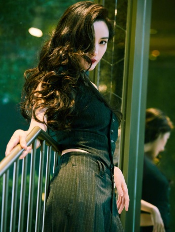 Yang Mi's charming retro sexy photo pictures