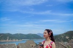 Song Yi's sexy island blockbuster in floral red dress
