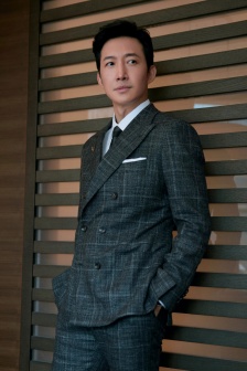 演員王陽儒雅帥氣寫真圖片