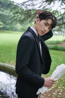 許魏洲儒雅帥氣圖片寫真