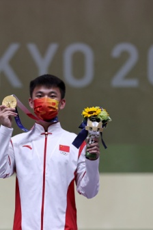 Zhang Changhong shoots men's 50m rifle three-position gold medal
