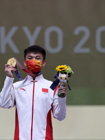 Zhang Changhong shoots men's 50m rifle three-position gold medal