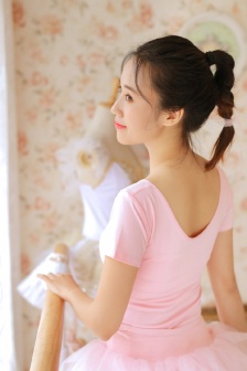 粉色舞蹈服的美女老师写真图片
