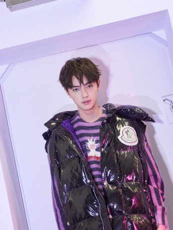 帥哥官鴻手機壁紙圖片