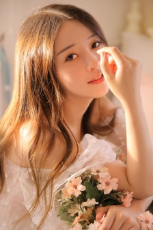Pictures and photos of beautiful sexy girls holding flowers in beautiful artistic conception