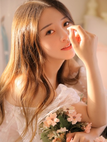 唯美意境性感手持花美女圖片寫真