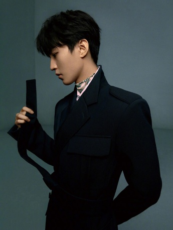 Fashionable Mr. Wang Junkai handsome pictures and photos