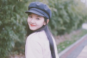 Zhang Ruonan's sweet street photo desktop wallpaper