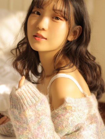 氧氣美女性感吊帶睡裙撩人寫真