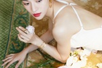 Zhong Chuxi's charming and sexy photo in white suspender skirt