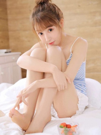 性感白净美女吊带美腿写真