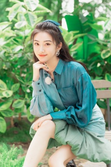 Jing Tian's fresh and sexy photo in flower skirt