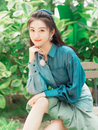 Jing Tian's fresh and sexy photo in flower skirt