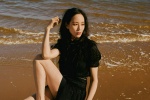Zhang Junning's sexy beach photo in black gauze skirt
