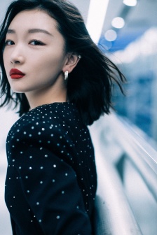 周冬雨黑色短裙性感美腿寫真