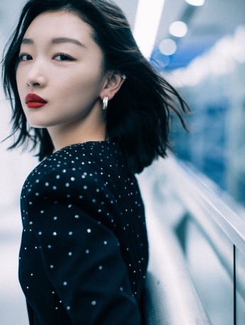 Zhou Dongyu's sexy legs in black short skirt