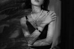 Zhou Yutong's elegant and sexy photo in black long dress