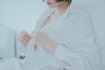 露肩襯衫美女嫵媚性感私房寫真