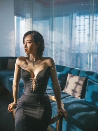 宋茜抹胸貓耳裙優雅性感寫真