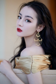 迪丽热巴拼接鱼尾裙性感写真图片