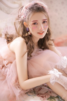 蕾絲美女大膽粉紅誘惑吊帶寫真