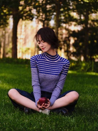 吴谨言秋日油画风性感写真图片