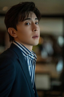 Deng Lun handsome pictures and photos in dark blue suit