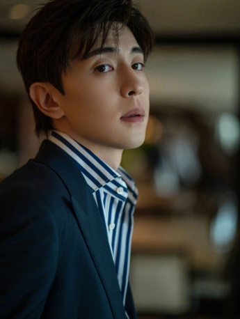 Deng Lun handsome pictures and photos in dark blue suit