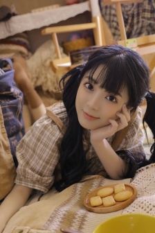 Retro big-eyed beauty photo mobile wallpaper