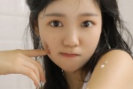 豐滿美女吊帶酥胸嫵媚撩人寫真