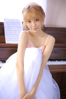 性感美女吊带纱裙妩媚写真