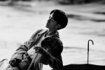 Huang Yi's black and white photo blockbuster after the rain