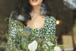 Deng Jiajia's charming and sexy photo in floral dress