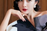 Yang Mi's curly hair and red lips retro sexy photo