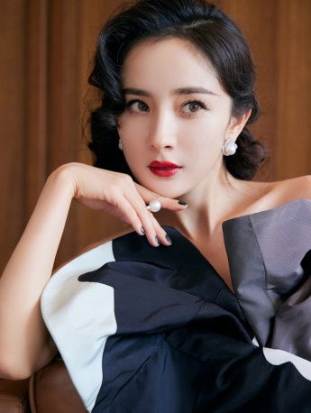 Yang Mi's curly hair and red lips retro sexy photo