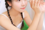 吊带衫美女俏皮马尾辫可爱写真