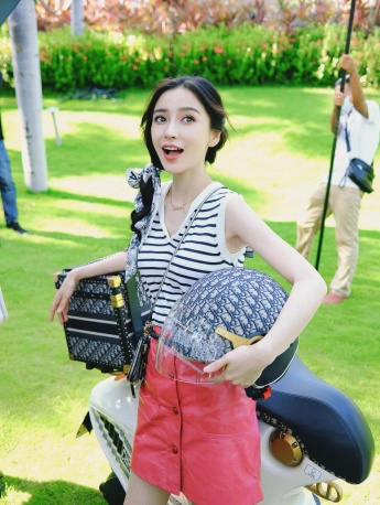 Angelababy's sweet girly photos