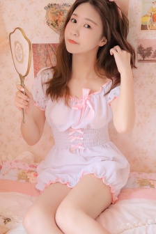 丰满又性感的美女写真手机壁纸