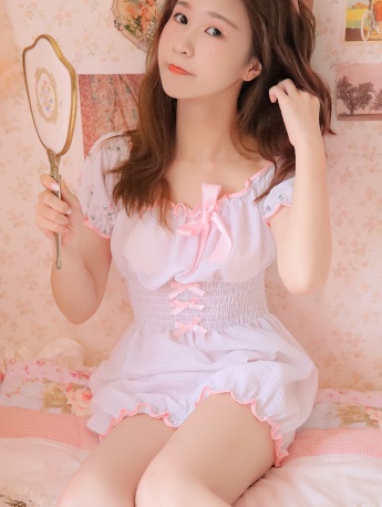 丰满又性感的美女写真手机壁纸