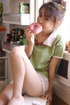 冰箱旁的元氣少女性感美腿寫真