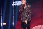 William Chan's trendy and handsome stage photos at night