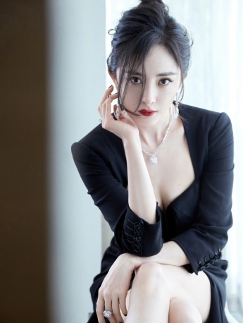 Yang Mi's seductive sexy photo in black gauze starlight skirt