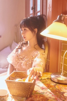 Yang Ziqing sweet and cute photo mobile wallpaper