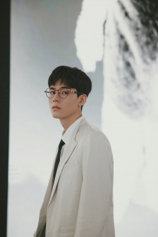 Gong Jun elegant and handsome photo in white shirt and suit