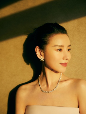 Dong Jie's sexy photos at the 2021 Chinese Drama Ceremony