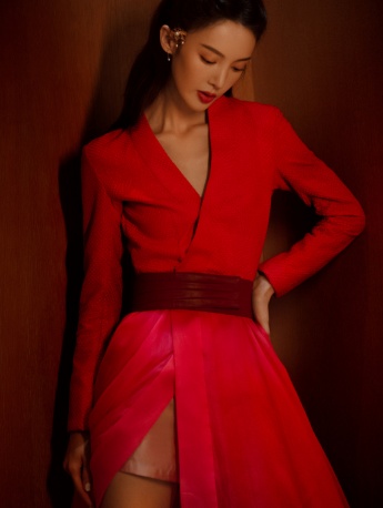 金晨紅色繫漸層長裙性感寫真